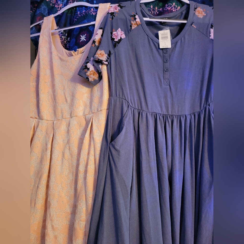 Torrid dresses two sizes 12 and 16 the 12 is kinda a big 12. And has pockets - Picture 1 of 9